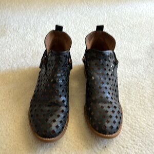 Musse and Cloud women black perforated leather closed toe flat ankle shoes sz 39